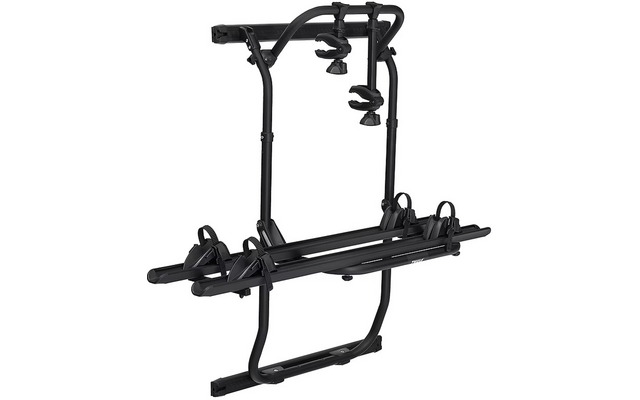 Schwarzer Fahrradträger aus Metall vor weißem Hintergrund