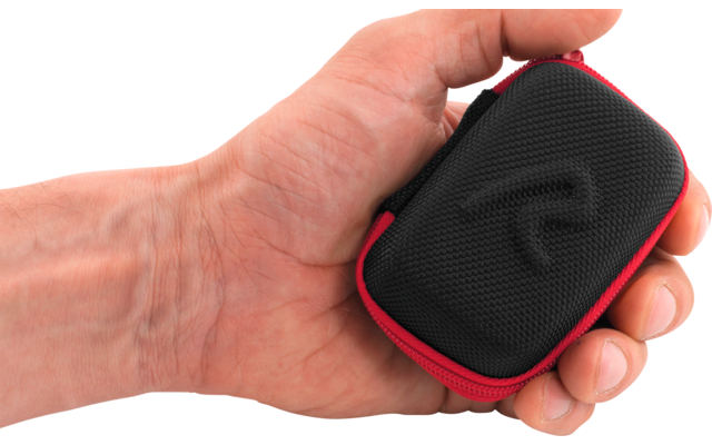 Hand houdt klein zwart etui met rode rits en gestructureerd oppervlak