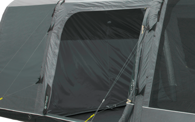 Dunkelgraues Zelt mit offenem Eingang, seitlichem Netzfenster und Abspannleinen
