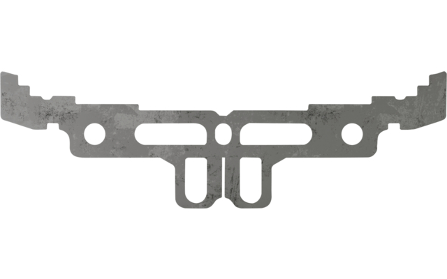 Dünnes silbernes Metallteil mit symmetrischer Form und zwei runden Löchern, liegend auf glänzender Oberfläche mit sichtbarer Spiegelung