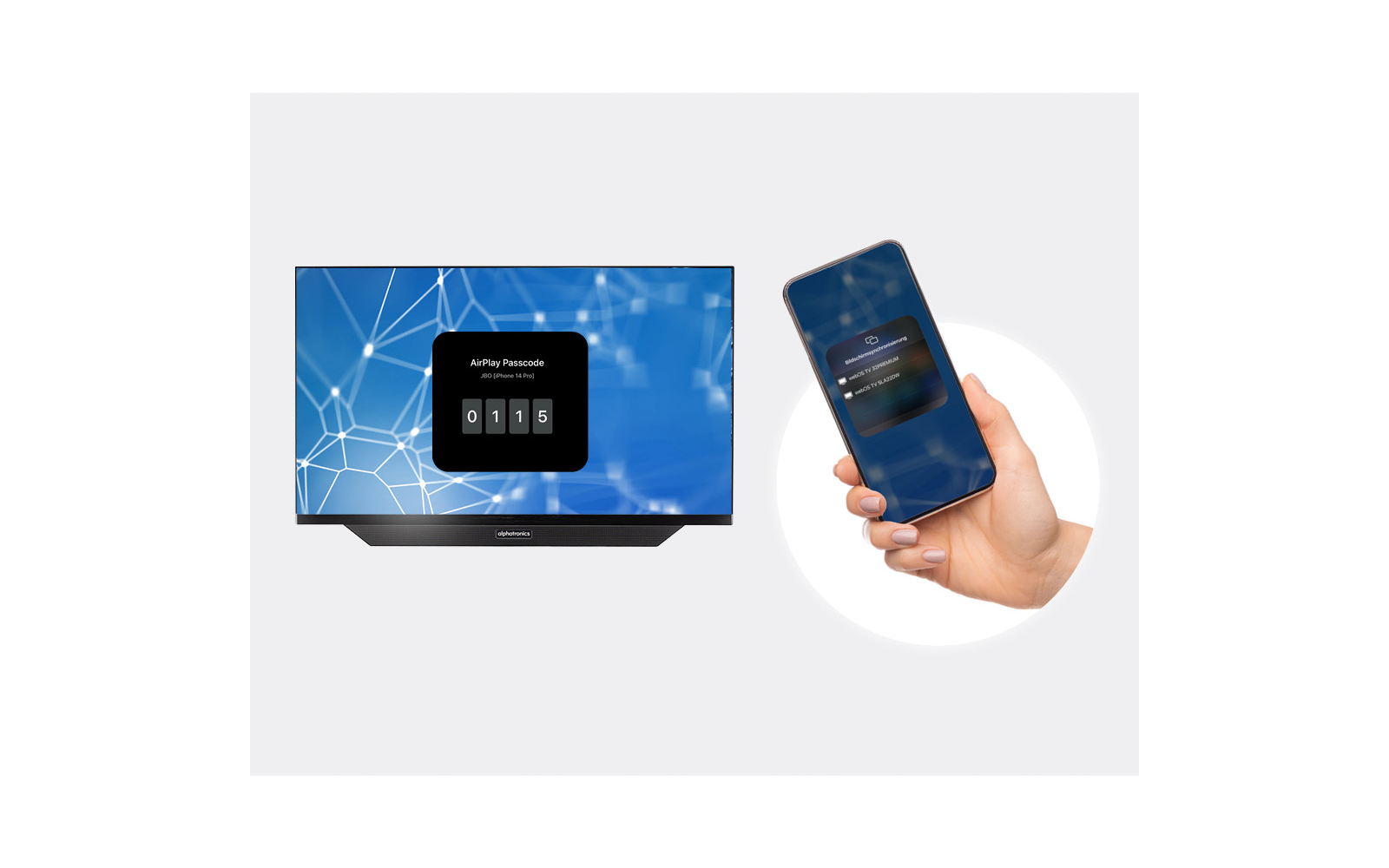 Links ein Flachbildfernseher zeigt eine blaue Netzwerkgrafik und ein schwarzes Dialogfeld mit der Aufschrift AirPlay Passcode und den Ziffern 0115. Rechts hält eine Hand ein Smartphone mit einem dunklen Dialogfeld; weißer Kreis im Hintergrund