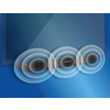 Teil eines Flachbildschirms oben links; darunter eine horizontale Soundbar mit drei runden Mesh-Lautsprechern, umgeben von halbtransparenten konzentrischen Ringen auf blauem Verlaufshintergrund