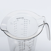 Transparante maatkan met handvat, schenktuit, afgedrukte milliliter-schaal en merknaam WESTMARK