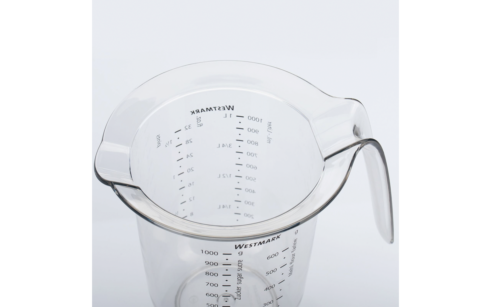 Transparante maatkan met handvat, schenktuit, afgedrukte milliliter-schaal en merknaam WESTMARK