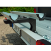 Close-up van een aanhanger met metalen profielen op een laadplatform voor groen loof