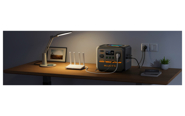 Une étagère en bois avec une lampe, un réveil et une radio sur une table en bois