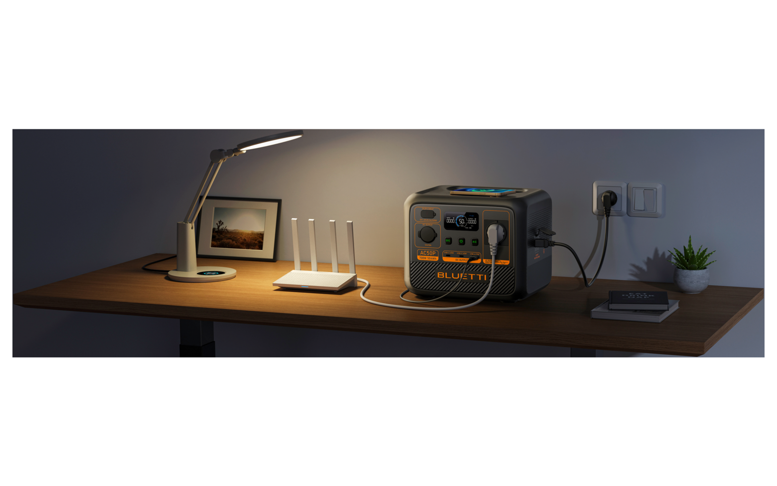 Une étagère en bois avec une lampe, un réveil et une radio sur une table en bois