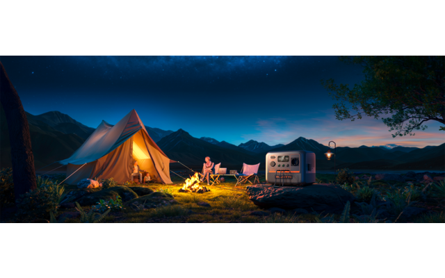 Deux tentes et un camping-car sont installés dans un paysage nocturne sous un ciel étoilé clair