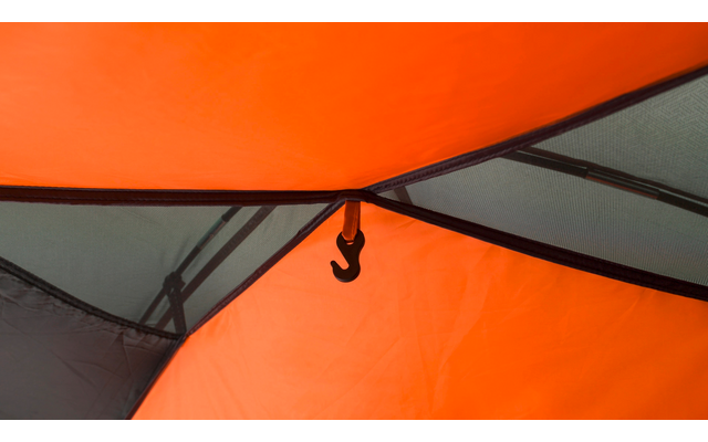 Innenseite eines orangefarbenen Zeltdachs mit schwarzen Nähten, einem mittig hängenden schwarzen Haken und grauen Netzeinsätzen