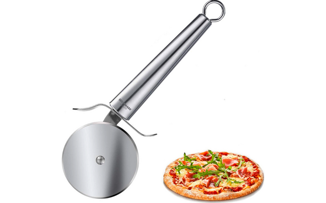 Metallischer Pizzaschneider mit rundem Schneidrad und langem Griff; daneben eine ganze Pizza mit Tomatenscheiben, geschmolzenem Käse und grünen Blättern