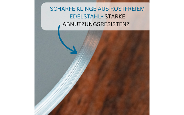 Nahaufnahme einer gebogenen Metallklinge mit glänzender, leicht geriffelter Oberfläche; blauer Pfeil zeigt auf die Schneide; oben Banner mit dem Text 'SCHARFE KLINGE AUS ROSTFREIEM EDELSTAHL- STARKE ABNUTZUNGSRESISTENZ'; Holzoberfläche im Hintergrund