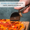 Hand hält Pizzaschneider und schneidet Pizza mit Käse und runden Wurstscheiben auf einem Holzbrett; oben links blauer Text 'SCHNELLES TEILEN VON PIZZA TARTE, WAFFELN & MEHR'