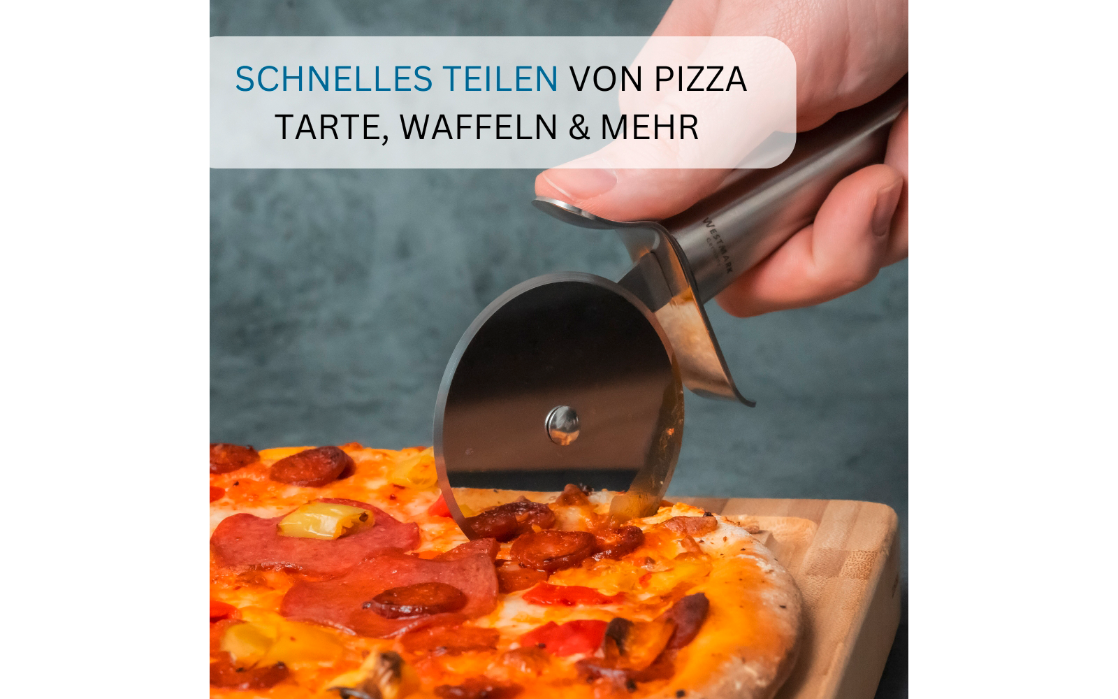 Hand hält Pizzaschneider und schneidet Pizza mit Käse und runden Wurstscheiben auf einem Holzbrett; oben links blauer Text 'SCHNELLES TEILEN VON PIZZA TARTE, WAFFELN & MEHR'