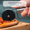 Hand hält einen Pizzaschneider mit runder Klinge, schneidet eine Pizza mit geschmolzenem Käse und roten Scheiben auf einem Holzbrett; oben ein Banner mit dem Text 100% ROSTFREIER EDELSTAHL