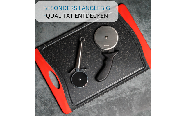 Schwarzes, körniges Schneidebrett mit roten Griffen auf grauem Untergrund; darauf zwei Pizzaschneider (einer mit langem Metallgriff, einer mit schwarzem Kunststoffgriff); oben links halbtransparenter Textbanner „BESONDERS LANGLEBIG - QUALITÄT ENTDECK