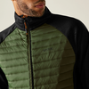 Ein Mann trägt eine grüne, gesteppte Jacke mit schwarzem Kragen und Schultern