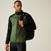 Mann trägt grüne gesteppte Jacke und schwarzen Rucksack