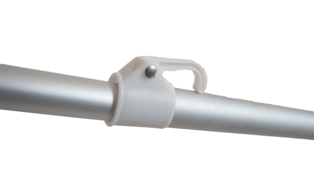 Silbernes Metallrohr mit weißer Kunststoffklemme und rundem Metallstift