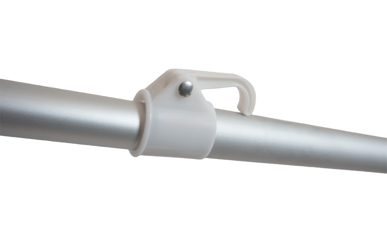 Aufgespannter Schirm mit weißer Bespannung und grünem Rand, Metallstange und Gestänge sichtbar