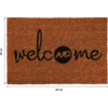 Braune rechteckige Fußmatte mit schwarzem Schriftzug "welcome"; das "o" ist durch einen schwarzen Kreis mit zwei weißen abstrakten Formen ersetzt