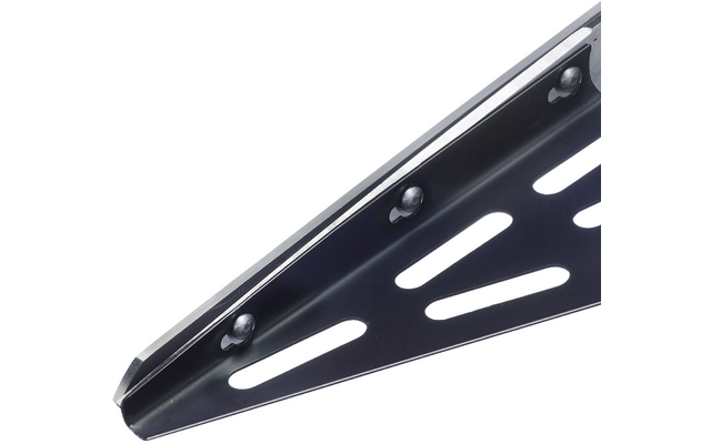 Pièce métallique triangulaire noire avec fentes allongées et trois vis sur fond blanc