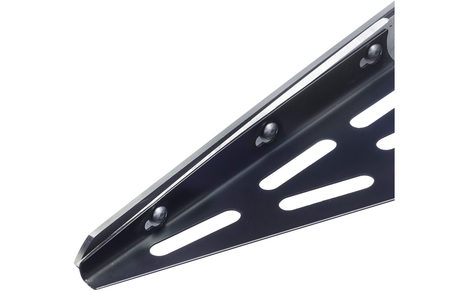 Pièce métallique triangulaire noire avec fentes allongées et trois vis sur fond blanc