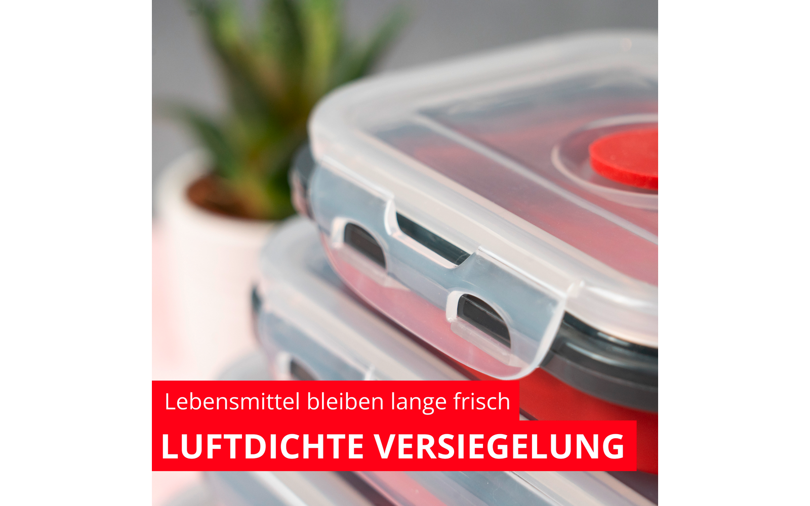 Übereinander gestapelte transparente Plastikbehälter mit roten Deckeln und grauen Verschlüssen; unscharfe Topfpflanze im Hintergrund; rotes Banner mit weißem Text 'Lebensmittel bleiben lange frisch LUFTDICHTE VERSIEGELUNG'