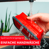 Hand hält ein rotes, rechteckiges Objekt unter fließendem Wasser über einem Spülbecken; rotes Banner mit weißer Schrift im Vordergrund