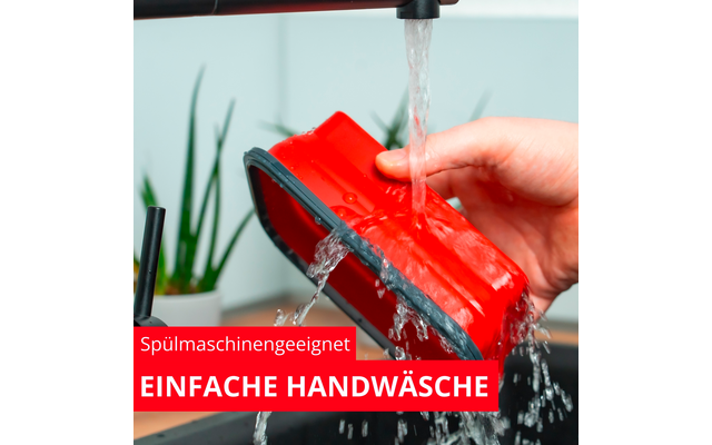 Hand hält ein rotes, rechteckiges Objekt unter fließendem Wasser über einem Spülbecken; rotes Banner mit weißer Schrift im Vordergrund