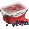 Roter rechteckiger zusammenklappbarer Aufbewahrungsbehälter mit transparentem Deckel und rundem Belüftungsventil, davor Erdbeeren, Himbeeren und Blaubeeren