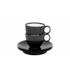 Deux tasses noires empilées sur une soucoupe noire, la tasse supérieure montre l'intérieur blanc, anses à droite