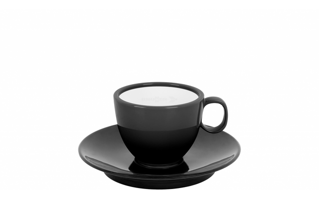 Tasse noire avec anse sur une sous-tasse noire, surface blanche à l'intérieur, fond blanc