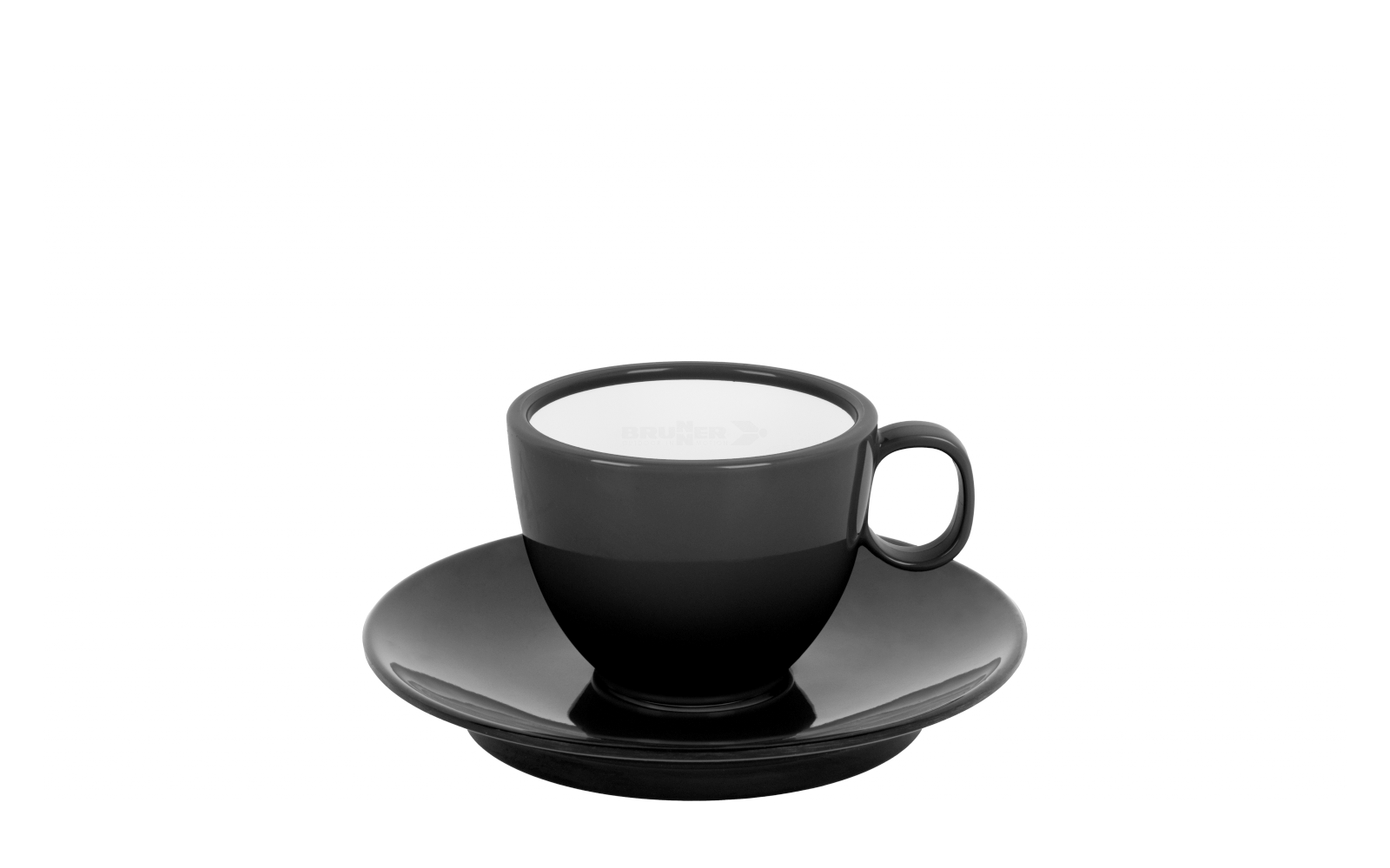 Tasse noire avec anse sur une sous-tasse noire, surface blanche à l'intérieur, fond blanc