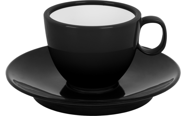 Schwarze Tasse mit Henkel auf schwarzer Untertasse, weiße Flüssigkeit im Inneren, glänzende Oberfläche