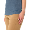 Teilansicht einer Person von Taille bis Oberschenkel, blaues T-Shirt mit VAUDE-Logo am Saum, beige Hose, rechte Hand an der Seite