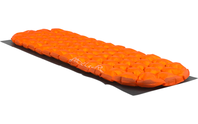 Een visfilet bedekt met paneermeel op een witte achtergrond