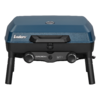 Blauer tragbarer Grill mit schwarzem Gestell und zwei Drehreglern
