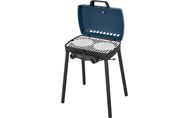 Blauer Grill mit geöffnetem Deckel auf vier Beinen