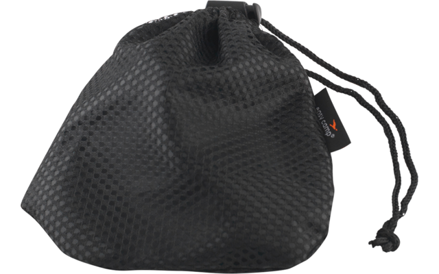 Schwarzer Mesh-Beutel mit Kordelzug, leicht geöffnet, mit zwei Kordeln und kleinem Stoffetikett