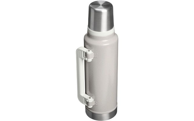 Metallene Thermoskanne mit silbernem Becherdeckel, hellbeigem strukturiertem Korpus und weißem Kunststoffgriff auf weißem Hintergrund