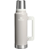 Beige-graue Thermosflasche mit Edelstahlverschluss und -boden, seitlichem weißem Griff und aufgedrucktem "STANLEY"-Logo
