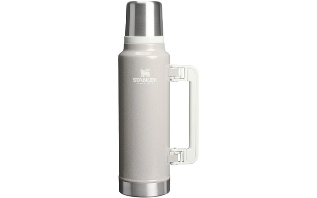 Beige-graue Thermosflasche mit Edelstahlverschluss und -boden, seitlichem weißem Griff und aufgedrucktem "STANLEY"-Logo