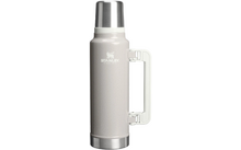 Beige-graue Thermosflasche mit Edelstahlverschluss und -boden, seitlichem weißem Griff und aufgedrucktem "STANLEY"-Logo