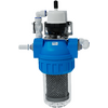 Blauer und grauer Wasserfilter mit transparentem Gehäuse