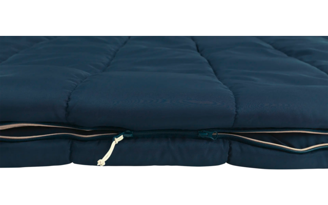 Geschlossene blaue Jacke mit Reißverschluss und Kordel auf weißem Hintergrund