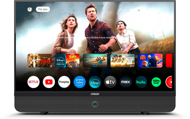 Televisore a schermo piatto acceso; in alto una scena con tre persone; in basso una fila di icone app (es. Netflix, YouTube, Prime Video, Apple TV, Max, Hulu, Spotify)