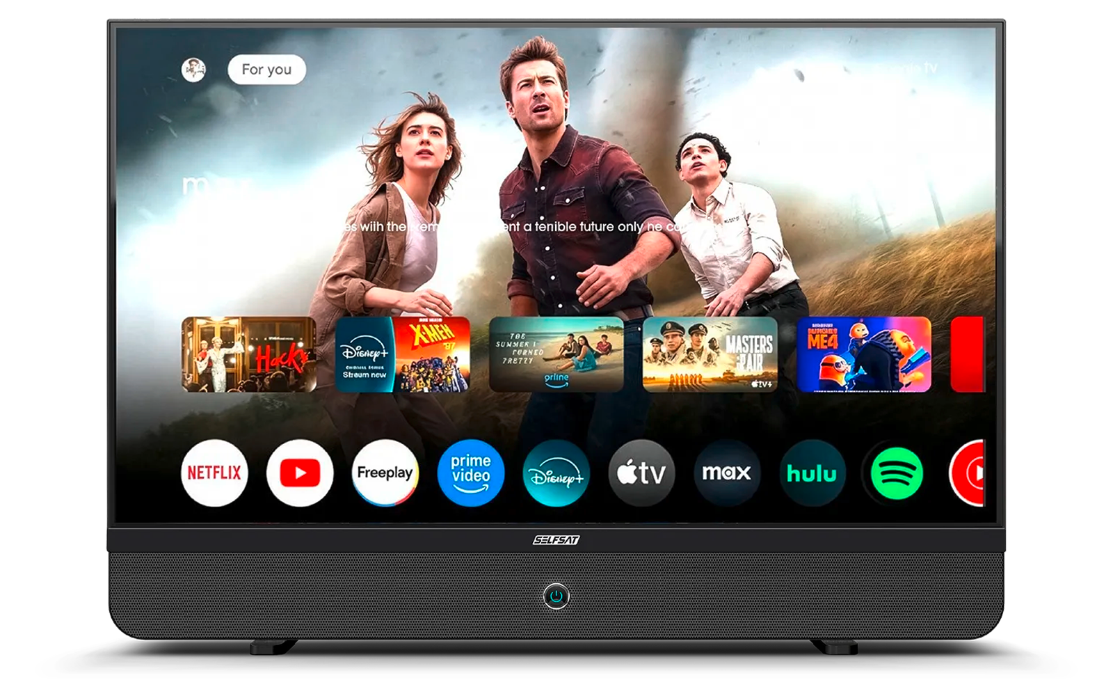 Televisore a schermo piatto acceso; in alto una scena con tre persone; in basso una fila di icone app (es. Netflix, YouTube, Prime Video, Apple TV, Max, Hulu, Spotify)