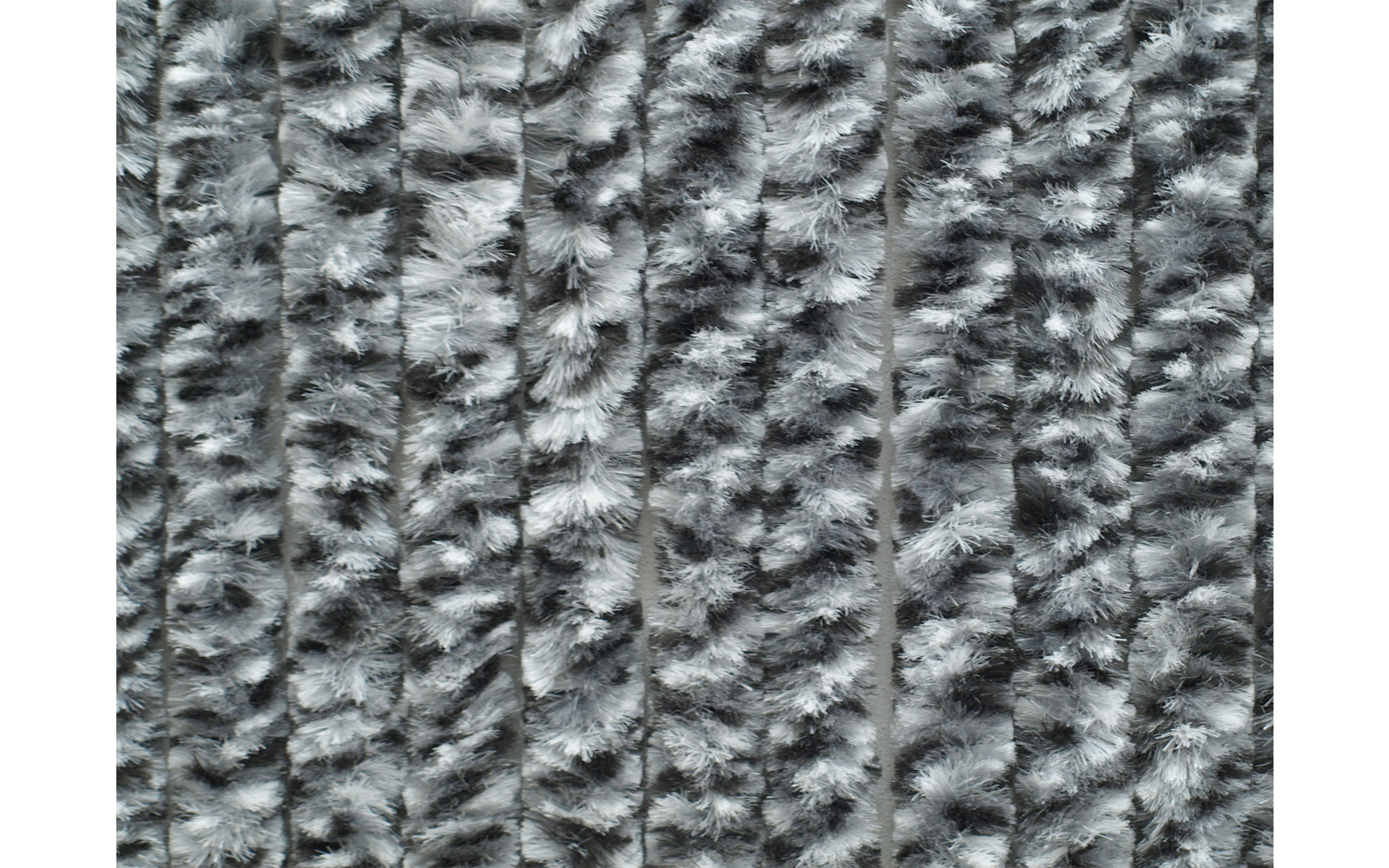 Nahaufnahme eines grauen, flauschigen Textils mit vertikalen, tuftartigen Streifen