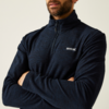 Mann mit dunkelblauem Pullover und verschränkten Armen