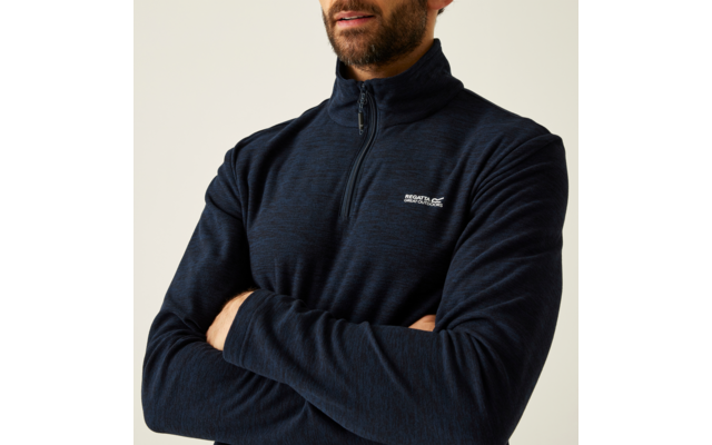 Mann mit dunkelblauem Pullover und verschränkten Armen